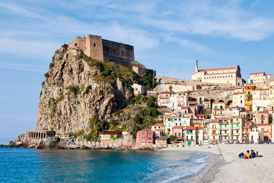 Coastline of Scilla with buildings in the background, Calabria, Italy (KEYSTONE/F1ONLINE/Pritz)