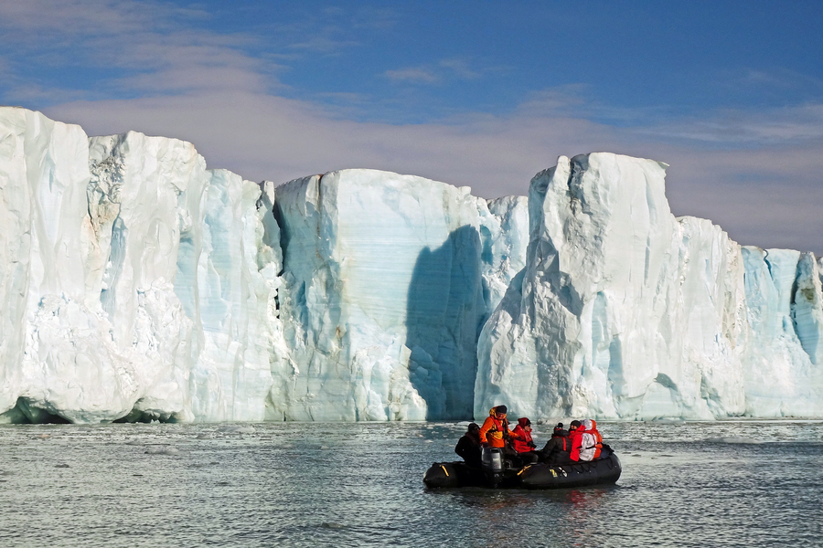 Sondage: interdire le tourisme en Antarctique ?