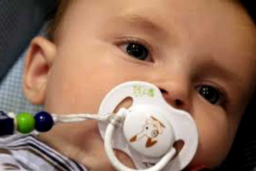 Bébé né en survolant la Suisse: quelle nationalité ?