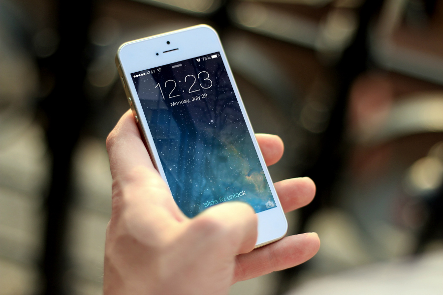 Pour ou contre les mobiles à bord?