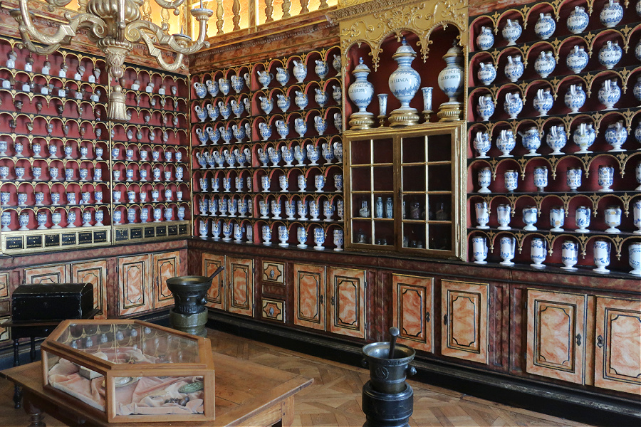 France. A Besançon, LA pharmacie du Beau Siècle